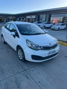 Kia Rio 4 EX 1.4L Aut usado (2013) color Blanco precio $6.200.000