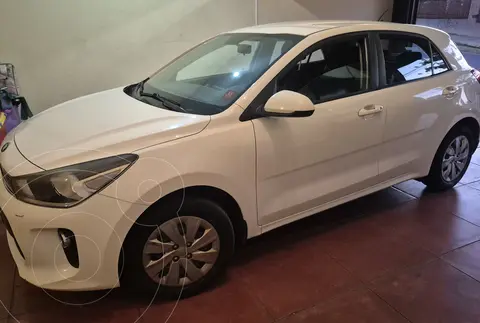 Kia Rio 5  1.4L EX AC CI usado (2019) color Blanco precio $8.650.000