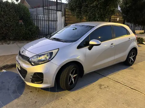 Kia Rio 5  1.2L  LX usado (2017) color Plata precio $7.500.000