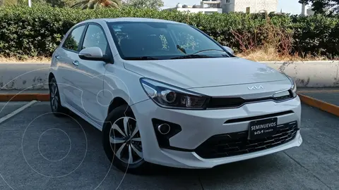 Kia Rio Hatchback EX Pack Aut usado (2023) color Blanco financiado en mensualidades(enganche $66,074 mensualidades desde $7,603)