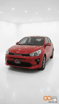 Kia Rio Hatchback EX usado (2022) color KIAFIERYRED precio $285,000