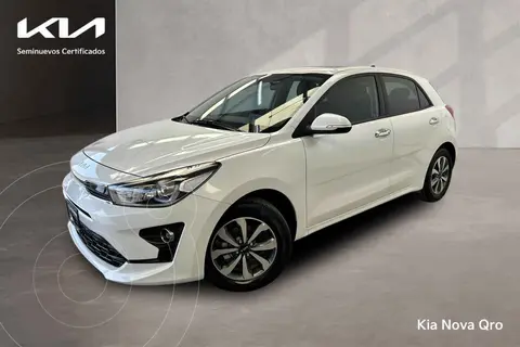 Kia Rio Hatchback EX usado (2023) color Blanco financiado en mensualidades(enganche $91,288 mensualidades desde $7,836)