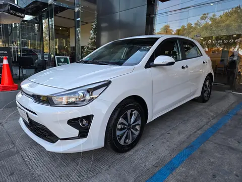 Kia Rio Hatchback EX usado (2022) color Blanco precio $287,000