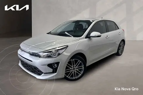 Kia Rio Hatchback EX Pack Aut usado (2023) color Plata precio $330,000