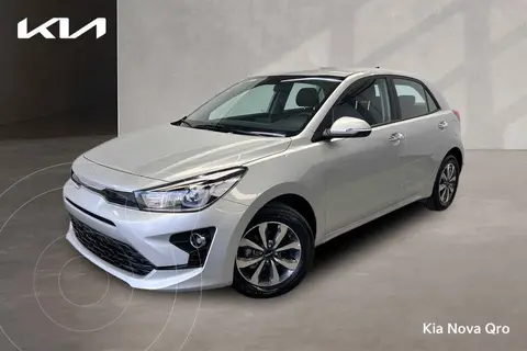 Kia Rio Hatchback EX Aut usado (2023) color Plata financiado en mensualidades(enganche $86,928 mensualidades desde $7,462)