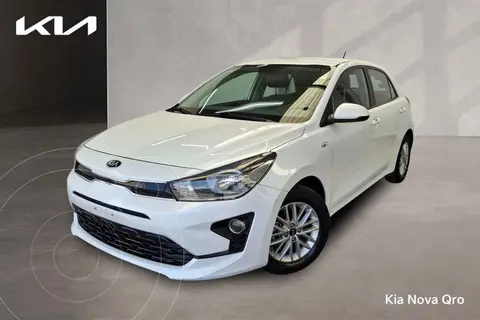 Kia Rio Hatchback LX Aut usado (2021) color Blanco financiado en mensualidades(enganche $65,400 mensualidades desde $5,614)