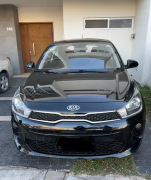 Kia Rio Hatchback LX Aut usado (2019) color Negro Perla precio $215,000