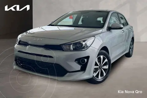 Kia Rio Hatchback EX usado (2022) color Plata precio $275,000