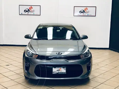 foto Kia Rio Hatchback EX Aut usado (2018) color Gris Urbano precio $242,500