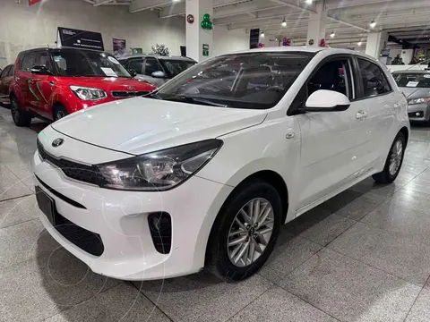 Kia Rio Hatchback EX Aut usado (2018) color Blanco precio $249,900