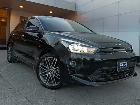 Kia Rio Hatchback EX Pack Aut usado (2023) color Negro financiado en mensualidades(enganche $70,680 mensualidades desde $8,133)