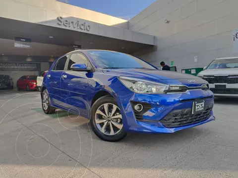 Kia Rio Hatchback EX Pack Aut usado (2023) color Azul precio $315,000