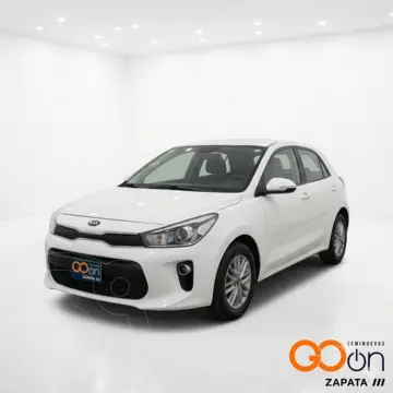 Kia Rio Hatchback EX usado (2018) color KIA     BLANCO precio $199,500