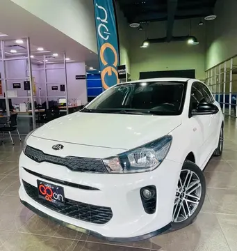 Kia Rio Hatchback LX usado (2019) color Blanco financiado en mensualidades(enganche $72,500 mensualidades desde $4,205)