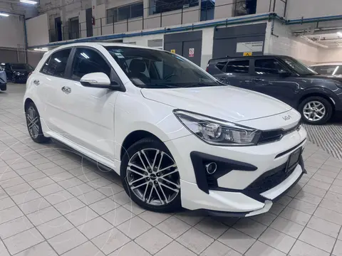 Kia Rio Hatchback S Pack usado (2023) color Blanco financiado en mensualidades(enganche $133,718 mensualidades desde $5,745)