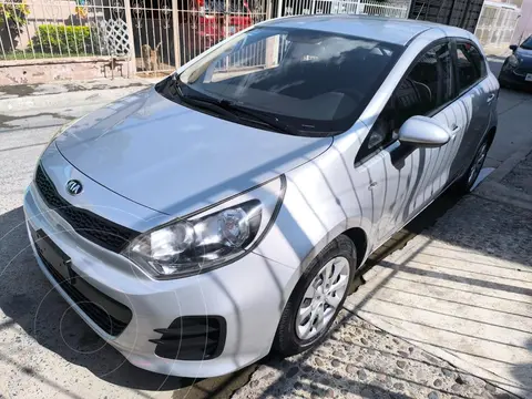 Kia Rio Hatchback LX usado (2017) color Plata precio $155,000