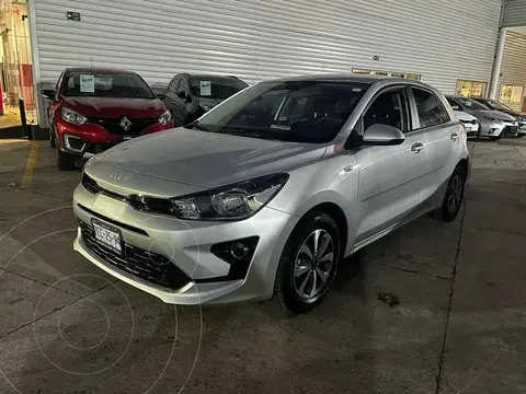 Kia Rio Hatchback LX usado (2022) color Plata precio $295,000