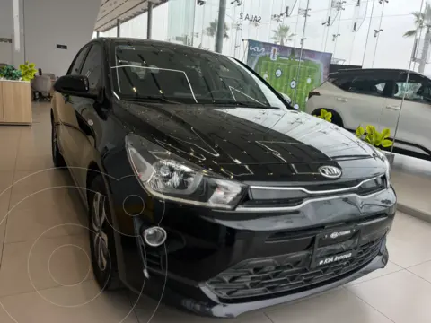 Kia Rio Hatchback LX usado (2021) color Negro Aurora Perla precio $260,000