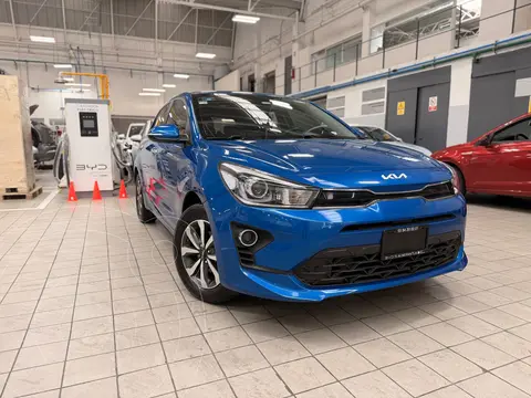 Kia Rio Hatchback EX usado (2022) color Azul financiado en mensualidades(enganche $104,458 mensualidades desde $4,488)