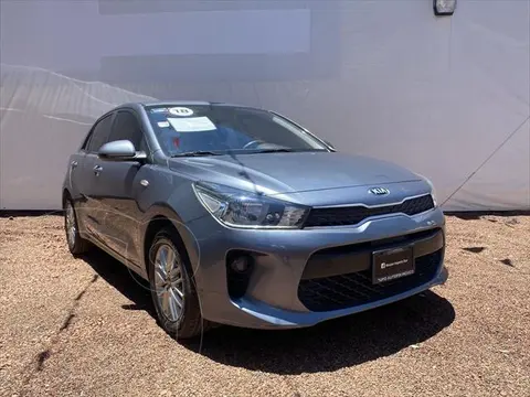 foto Kia Rio Hatchback LX usado (2018) color Gris precio $255,000