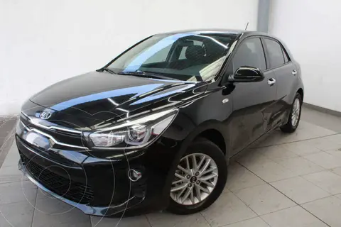 foto Kia Rio Hatchback EX usado (2020) color Negro precio $290,520