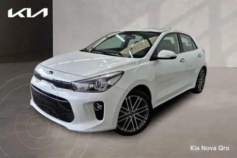 Kia Rio Hatchback EX Pack Aut usado (2022) color Blanco precio $260,000