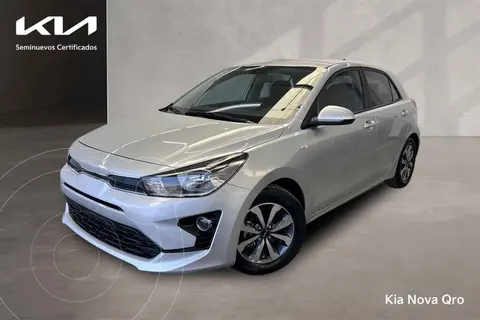 Kia Rio Hatchback LX Aut usado (2023) color Plata financiado en mensualidades(enganche $81,750 mensualidades desde $7,018)