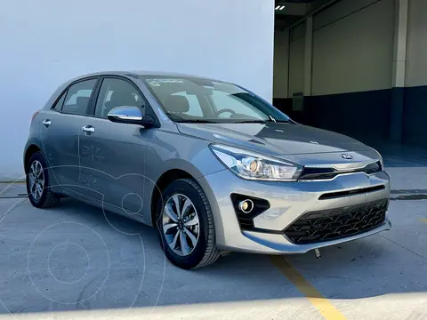 Kia Rio Hatchback EX Aut usado (2021) color Gris Urbano precio $239,000