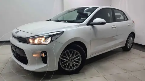 Kia Rio Hatchback EX Aut usado (2018) color Blanco precio $250,000