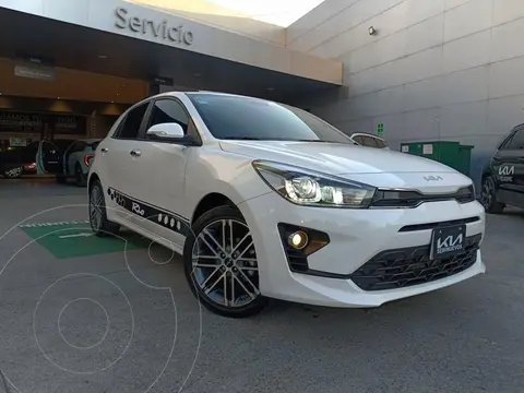 Kia Rio Hatchback EX Pack Aut usado (2023) color Blanco financiado en mensualidades(enganche $71,820 mensualidades desde $8,264)