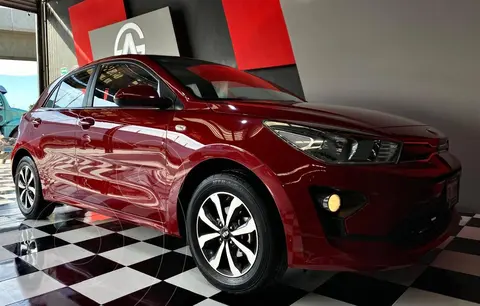 Kia Rio Hatchback EX Aut usado (2021) color Rojo precio $279,000
