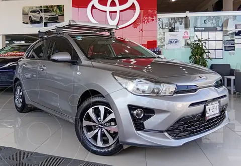 Kia Rio Hatchback LX usado (2021) color plateado financiado en mensualidades(enganche $85,690 mensualidades desde $3,681)