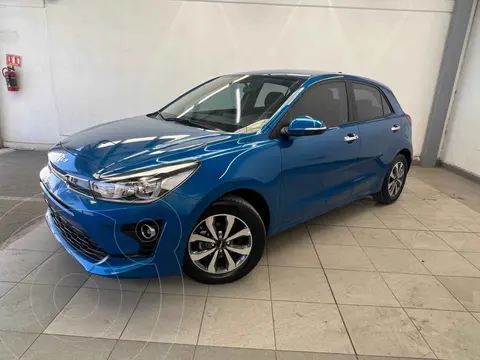 Kia Rio Hatchback EX Aut usado (2023) color Azul financiado en mensualidades(enganche $89,652 mensualidades desde $7,696)
