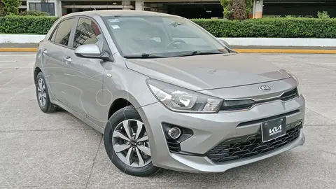 Kia Rio Hatchback LX usado (2021) color Gris precio $279,800
