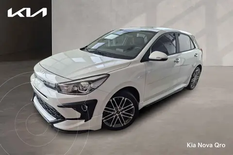 Kia Rio Hatchback S Pack usado (2023) color Blanco financiado en mensualidades(enganche $91,288 mensualidades desde $7,836)