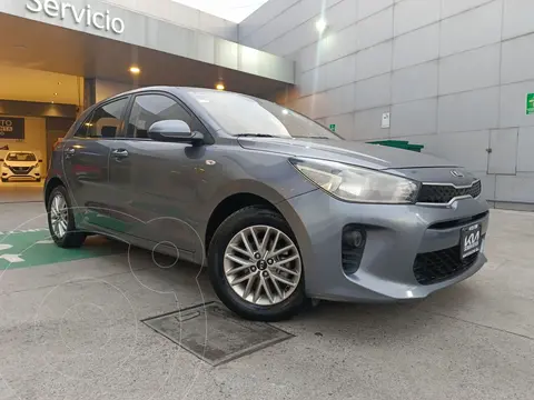 foto Kia Rio Hatchback LX Aut usado (2020) color Gris precio $245,000