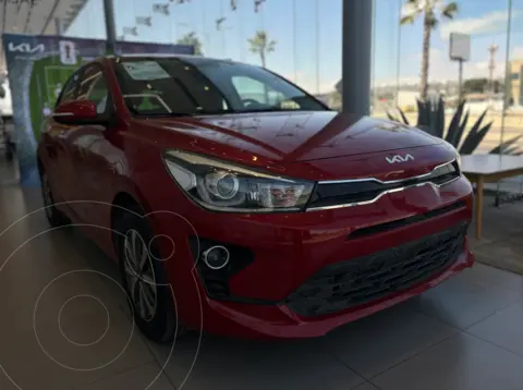 Kia Rio Hatchback EX usado (2023) color Rojo Encendido precio $290,000