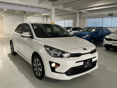 Kia Rio Hatchback LX usado (2021) color Blanco Nieve Perla precio $275,000
