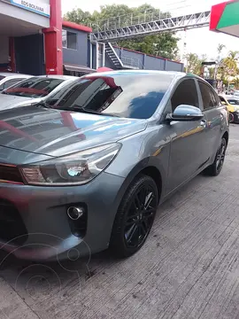KIA Rio Sedan 1.4L Emotion usado (2019) color Gris precio $58.900.000