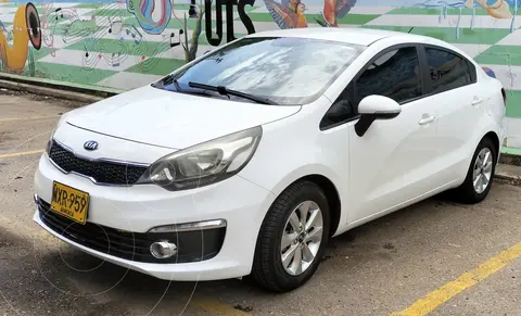 KIA Rio Sedan 1.4L usado (2016) color Blanco precio $44.900.000