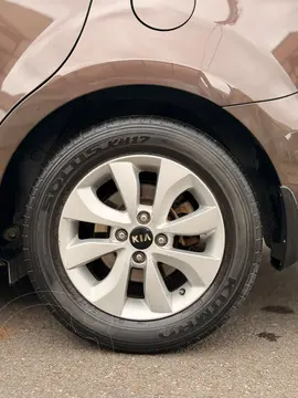Kia Rio Sedan L Aut usado (2017) color Marron precio ₡6 300 000