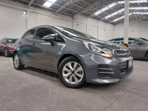 foto Kia Rio Sedán EX usado (2017) color Gris Oscuro precio $204,900