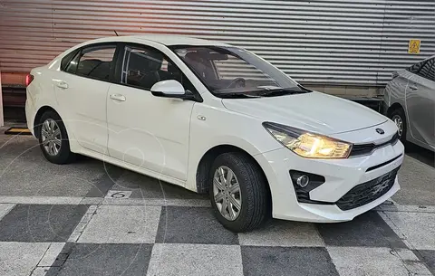 Kia Rio Sedan L Aut usado (2021) color Blanco precio $210,000