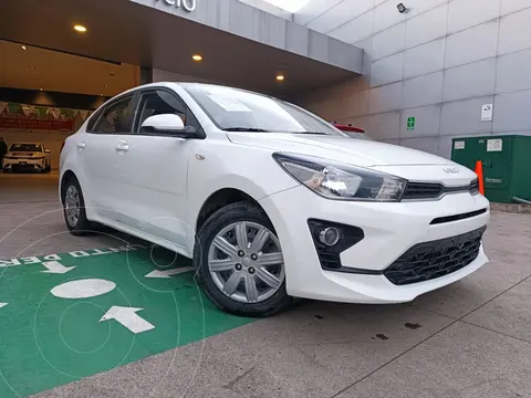 Kia Rio Sedan L  Aut usado (2022) color Blanco precio $235,000