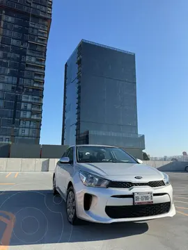 Kia Rio Sedan S Pack usado (2020) color Gris Acero precio $190,000