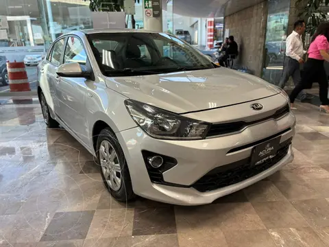 Kia Rio Sedan L Aut usado (2021) color plateado precio $239,000