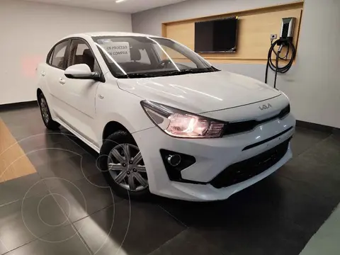 Kia Rio Sedan L  Aut usado (2023) color Blanco precio $235,000