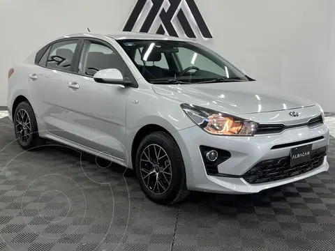 Kia Rio Sedan L Aut usado (2021) color plateado precio $229,999