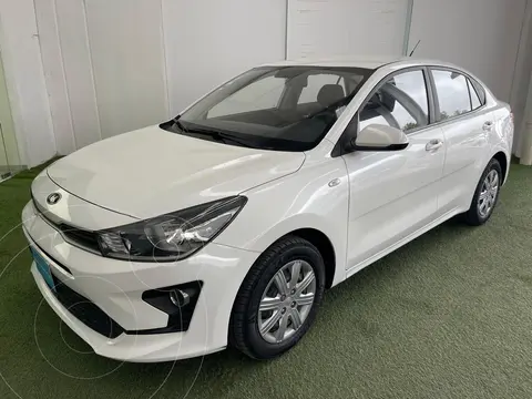 Kia Rio Sedan L usado (2021) color Blanco financiado en mensualidades(enganche $50,738 mensualidades desde $5,386)