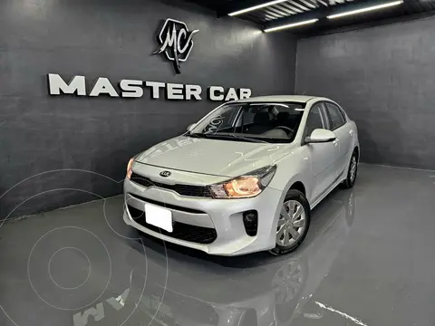 Kia Rio Sedan L Aut usado (2019) color Plata precio $218,000